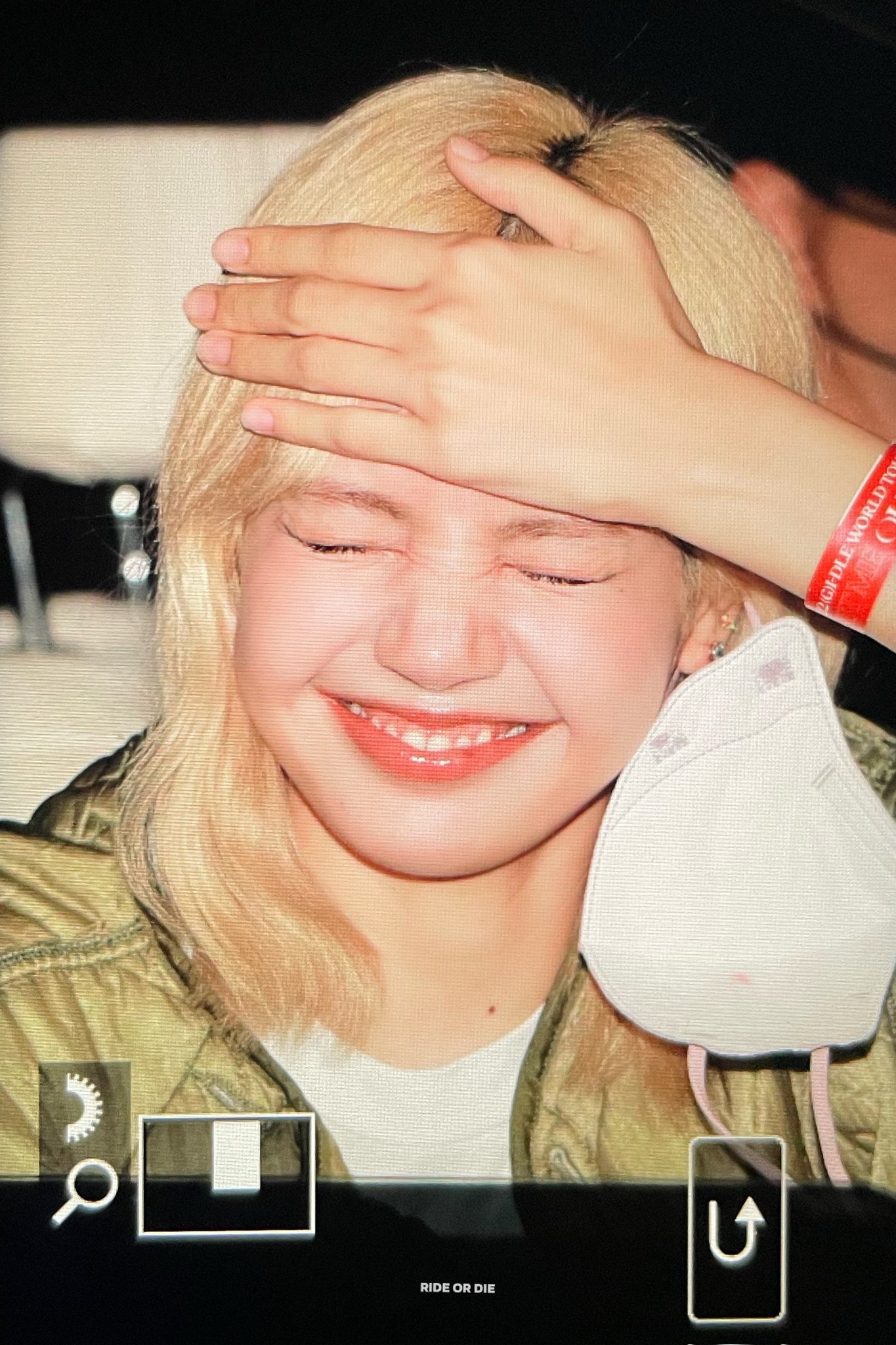 [잡담] 오늘 또 앞머리까고 콘서트간 리사 | 인스티즈