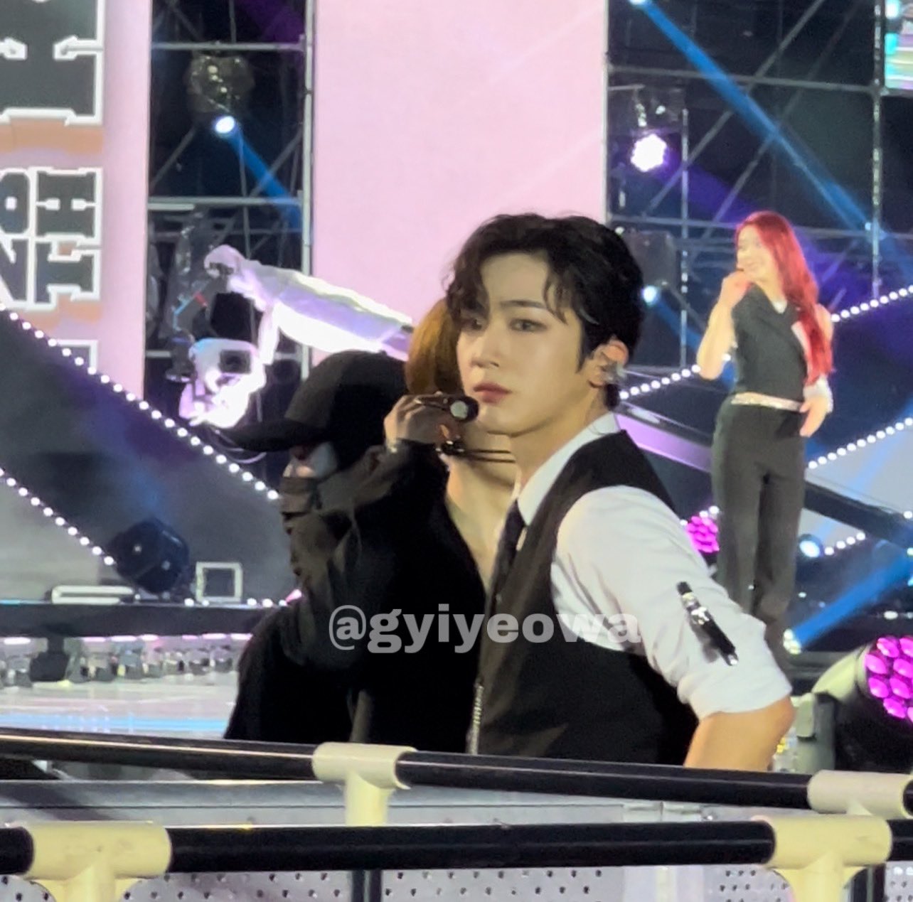 [잡담] 김요한 드콘 폰으로 찍은사진이 뭐이래.. | 인스티즈