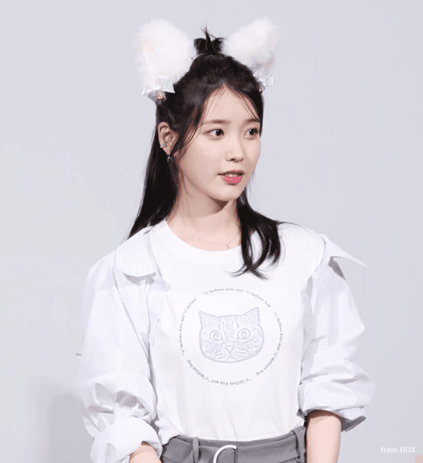 [잡담] 아이유 브로커 무대인사 중 머리띠 쓴 거 봐 | 인스티즈