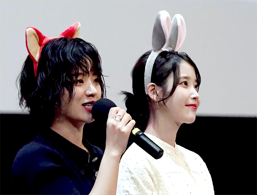 [잡담] 아이유 브로커 무대인사 중 머리띠 쓴 거 봐 | 인스티즈