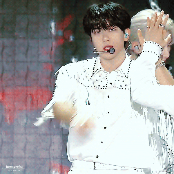 [잡담] 무대같이 못한 멤버가 선물해준 인이어 끼고 무대하는거 | 인스티즈