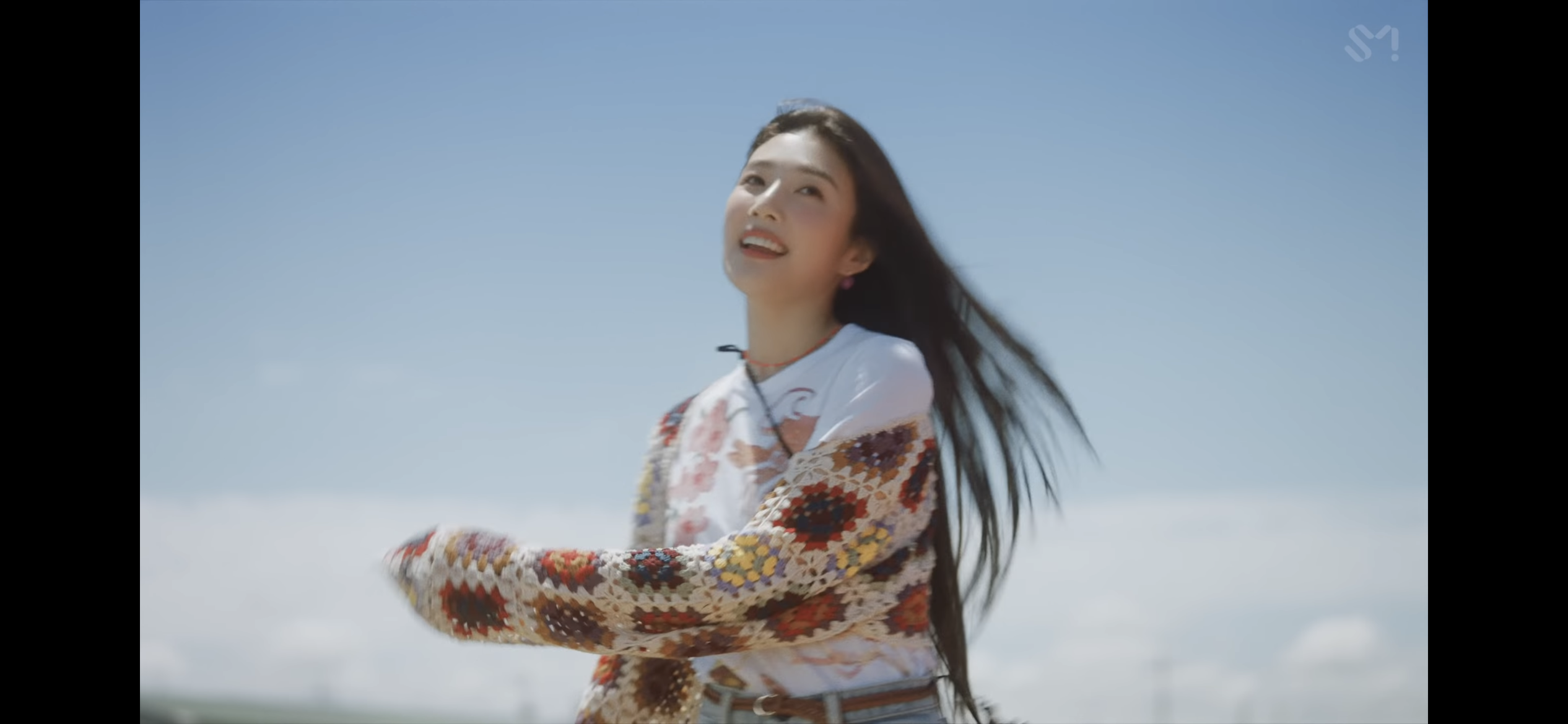 [잡담] 조이가 입은 이런 가디건 비슷한 느낌 제품 아는사람 ㅠ | 인스티즈