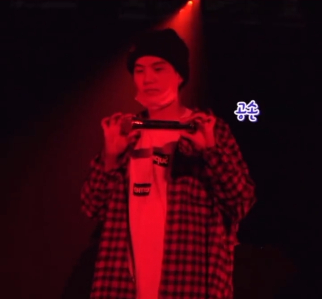 [잡담] 방탄 슈가 리허설때랑 무대할때 마이크 던지는거 차이봐ㅋㅋㅋ | 인스티즈