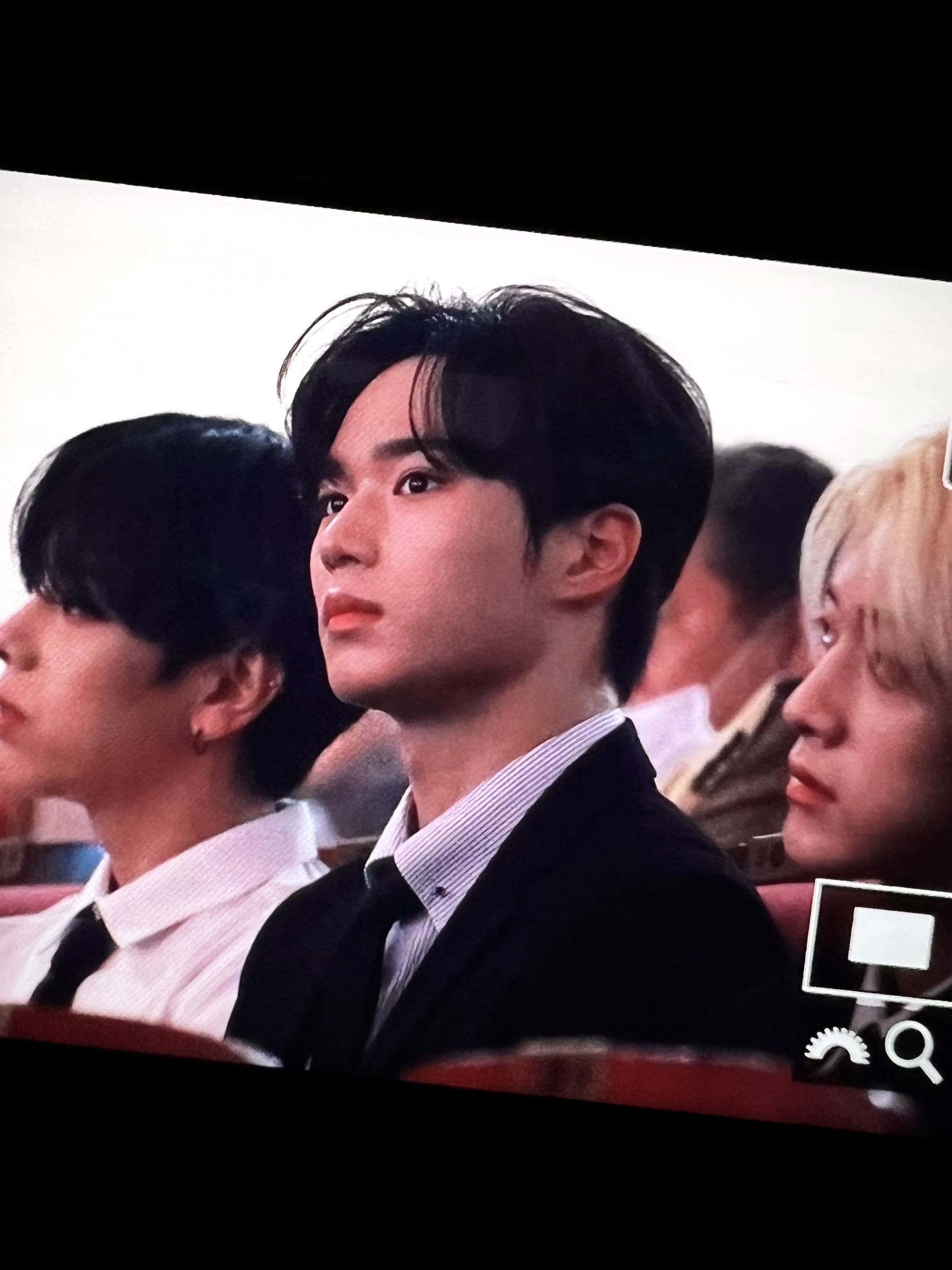 [잡담] 하... 진짜 개개개개개잘생김... 수트라는 거 좋은 거구나... | 인스티즈