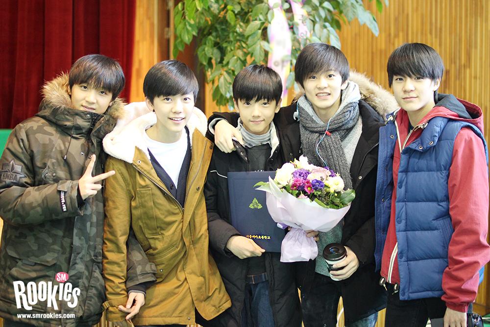 [잡담] 난 지성이 초등학교 졸업식때 슴에서 사진찍으러 간거 보면 나이 더 실감남 | 인스티즈