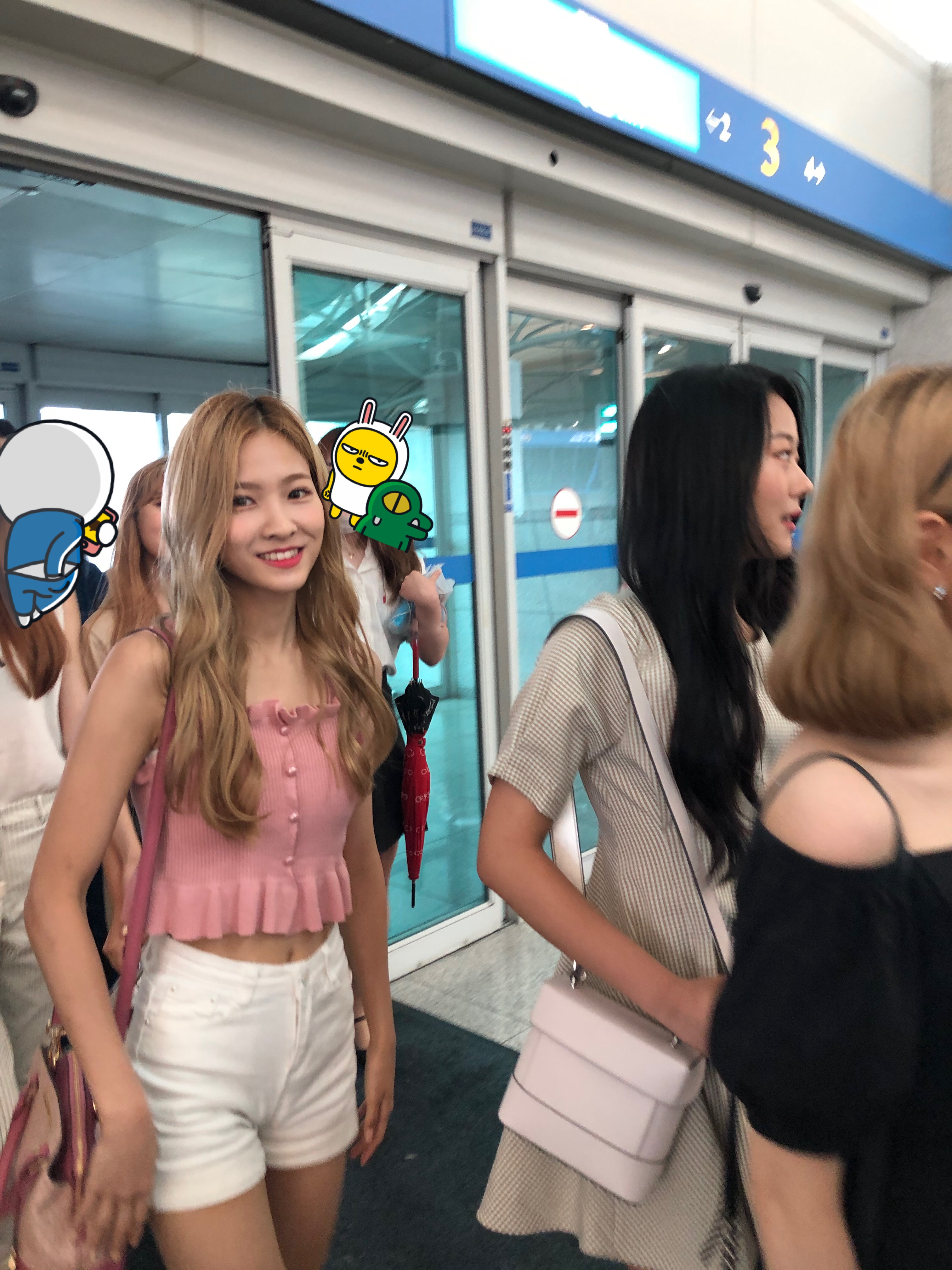 [잡담] 일하다가 본 여돌인데 어떤 그룹인지 알수있을까?? | 인스티즈