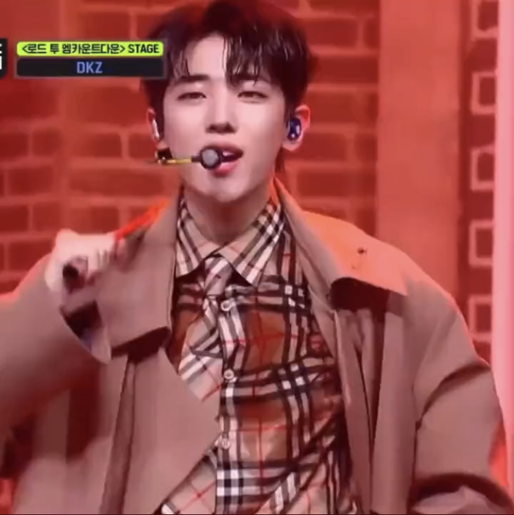 [잡담] 재찬이 오늘 셔츠 땀으로 다 젖었었네 | 인스티즈