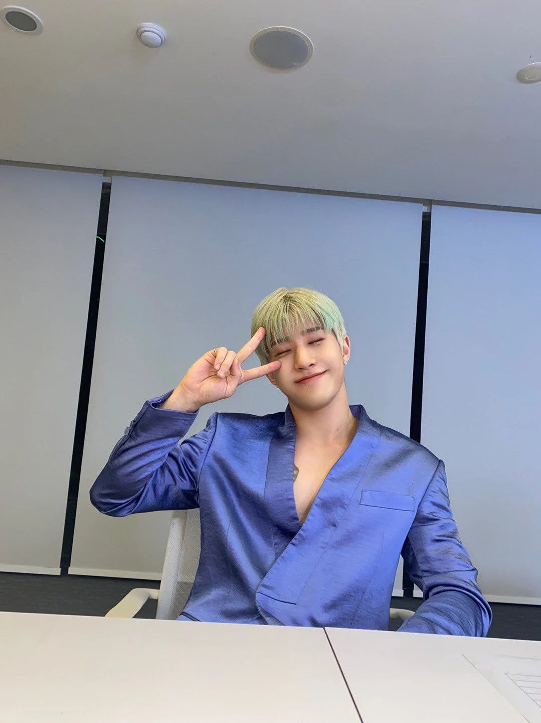 [잡담] 진우 눈 감고 웃는 거 너무 예뻐 | 인스티즈