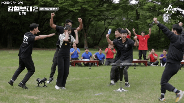 [잡담] 여돌이라 못 껴안는게 너무 웃겨ㅋㅋㅋㅋㅋ | 인스티즈