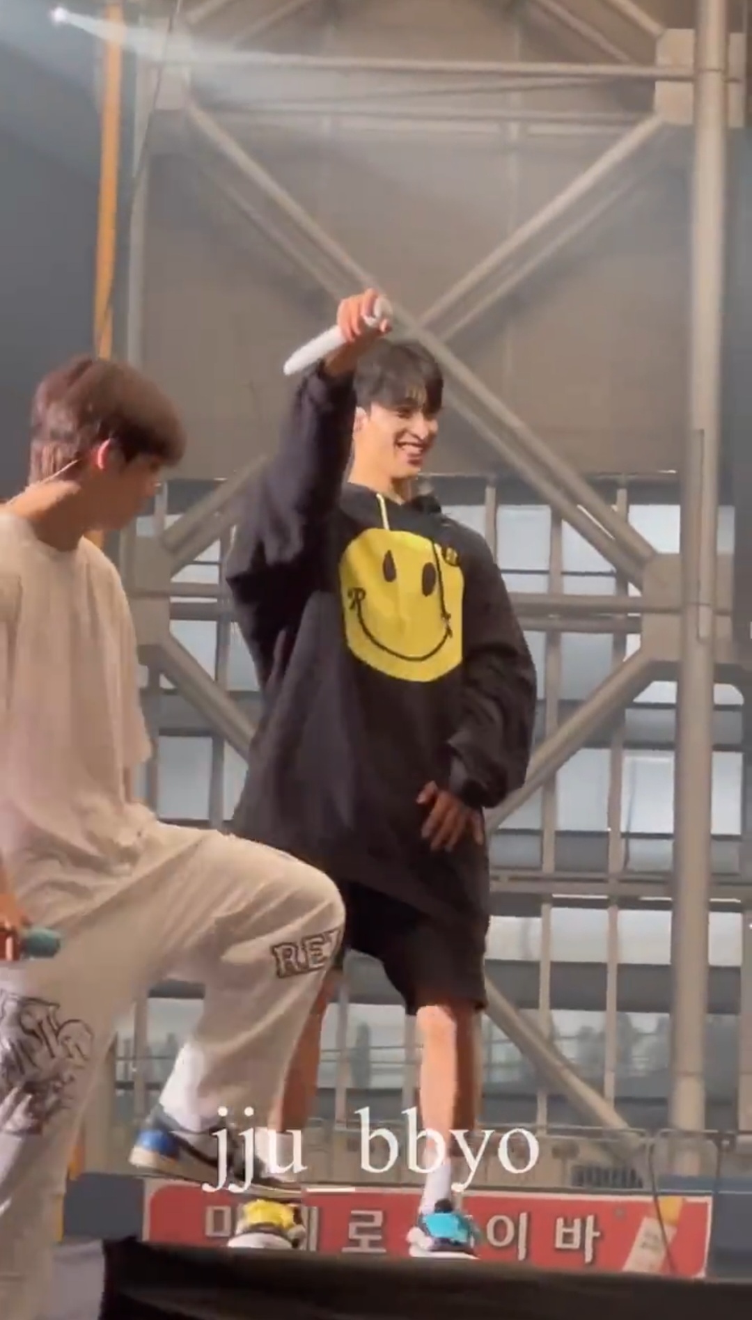 [잡담] 도겸 겁나 아방하게 입어가지고 귀엽네 | 인스티즈