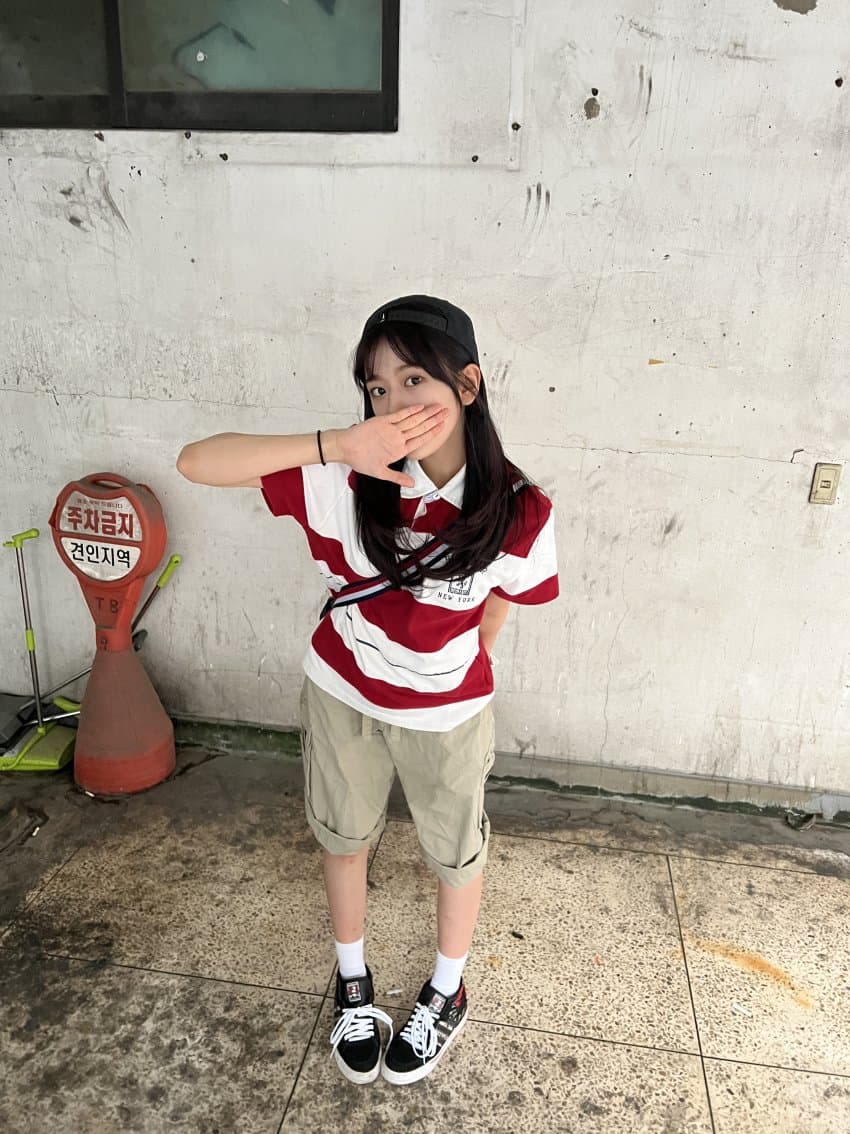 [잡담] 안유진 지락실 사진 올려주는데 죄다 입가리는거 킹받아 | 인스티즈