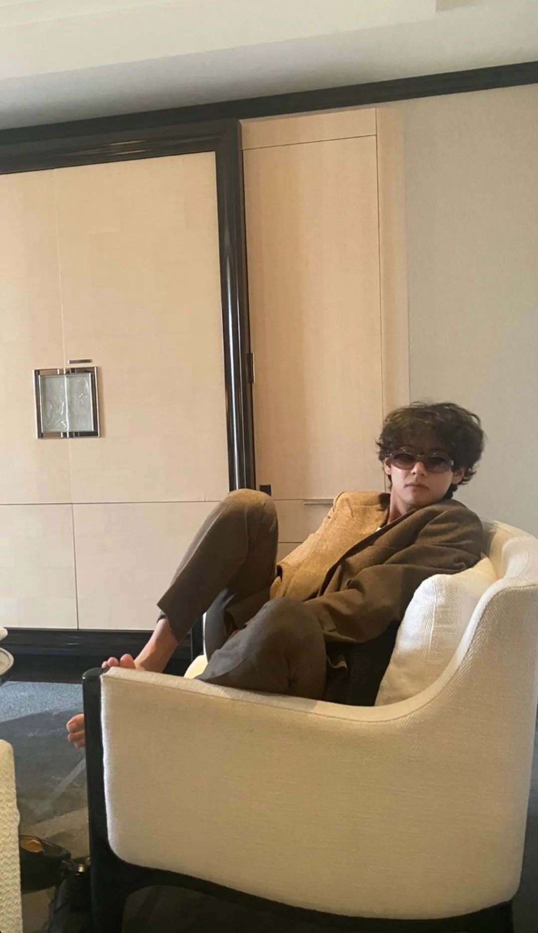 [잡담] 방탄 뷔 간지나게 입어놓고 쭈구리가 됐어 | 인스티즈