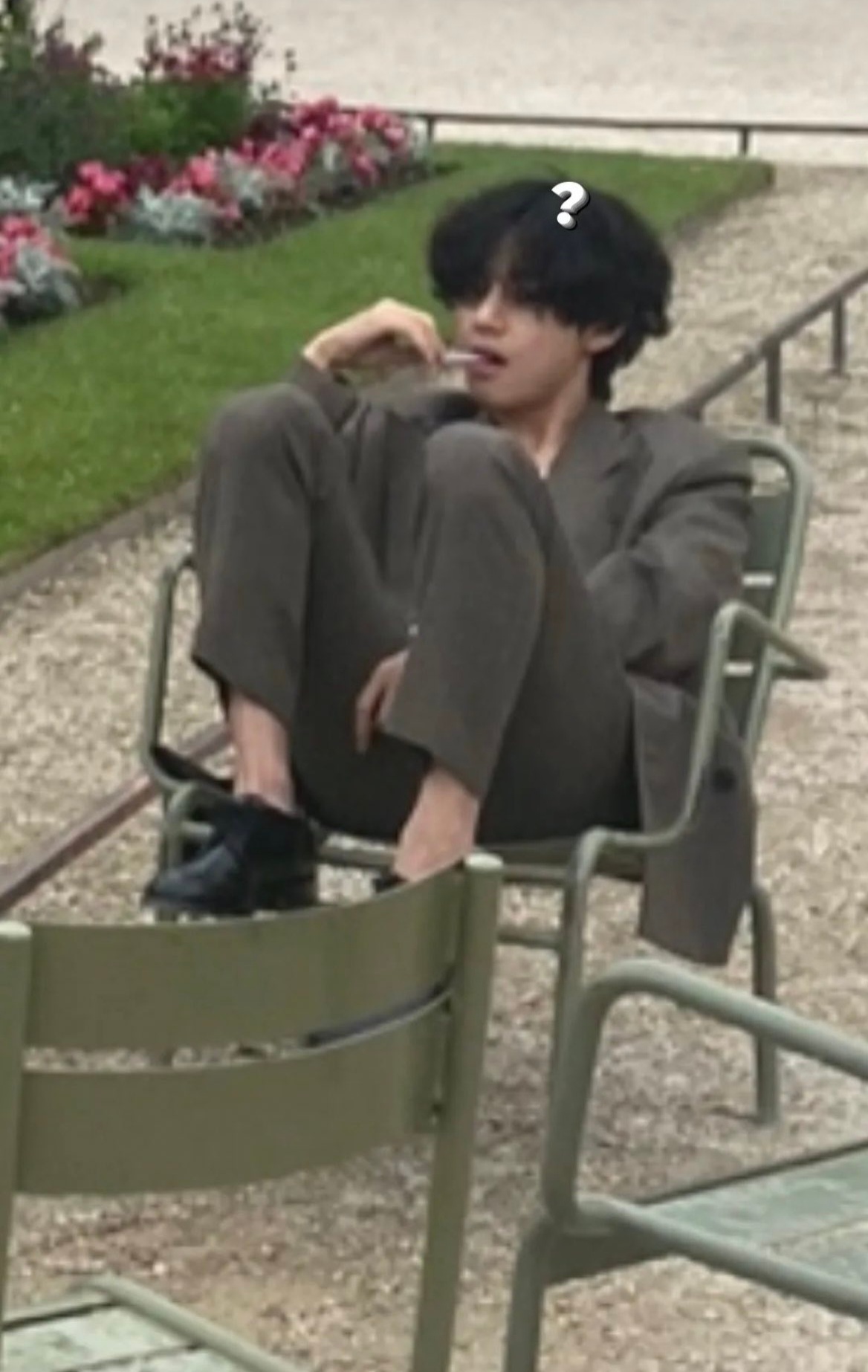 [잡담] 방탄 뷔 간지나게 입어놓고 쭈구리가 됐어 | 인스티즈