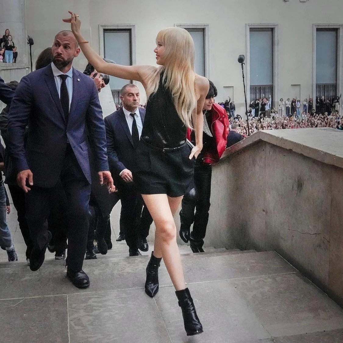 [잡담] 대충 찍은 것 같은데 리사 비율 실화야? | 인스티즈