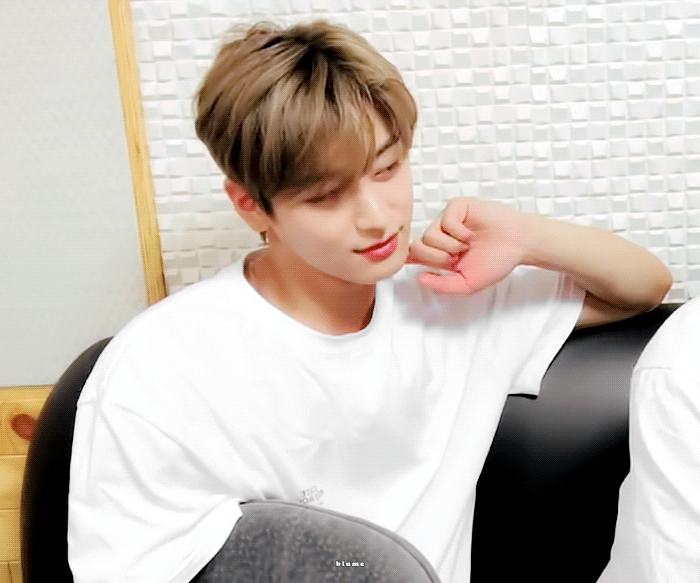 [잡담] 옆에서 이러고 쳐다보면 ㄹㅇ 반할듯..... | 인스티즈