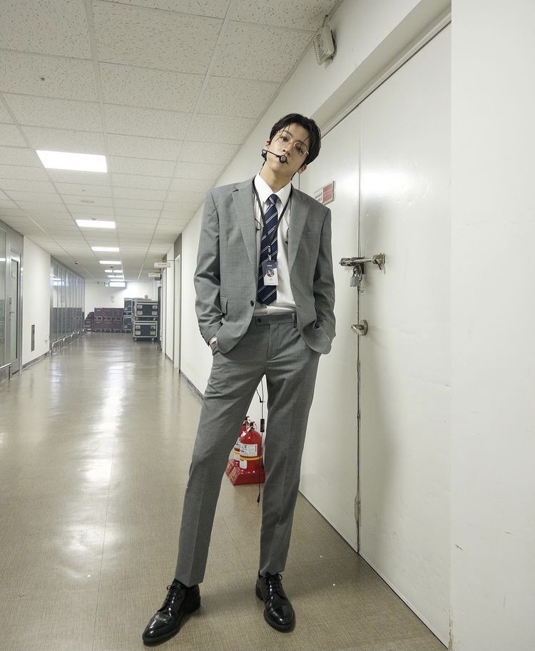 [잡담] 펜타곤 우석 실제 키 몇이야 ? 다리 진짜 길다 | 인스티즈