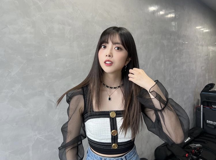 [잡담] 여름에 살짝 풀뱅 긴 생머리 하면 답답해 보이려나 | 인스티즈