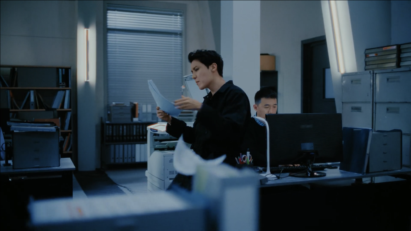 [잡담] 아니 근데 제이홉 뮤비에 직원들 표정이 ㄹㅇ 찌든표정인데 | 인스티즈