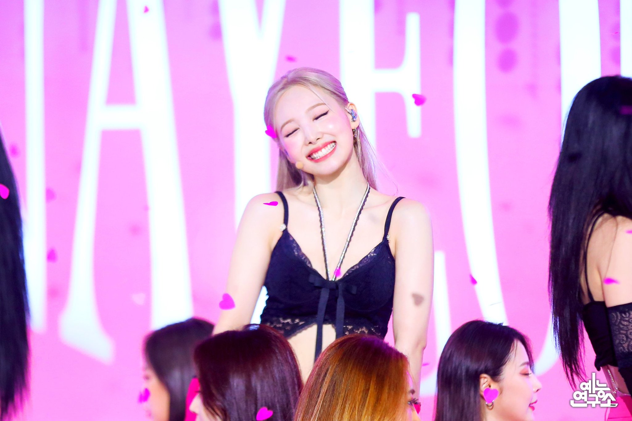 [잡담] 나연 음중에서 올려준 사진 다 너무 예쁘다 | 인스티즈