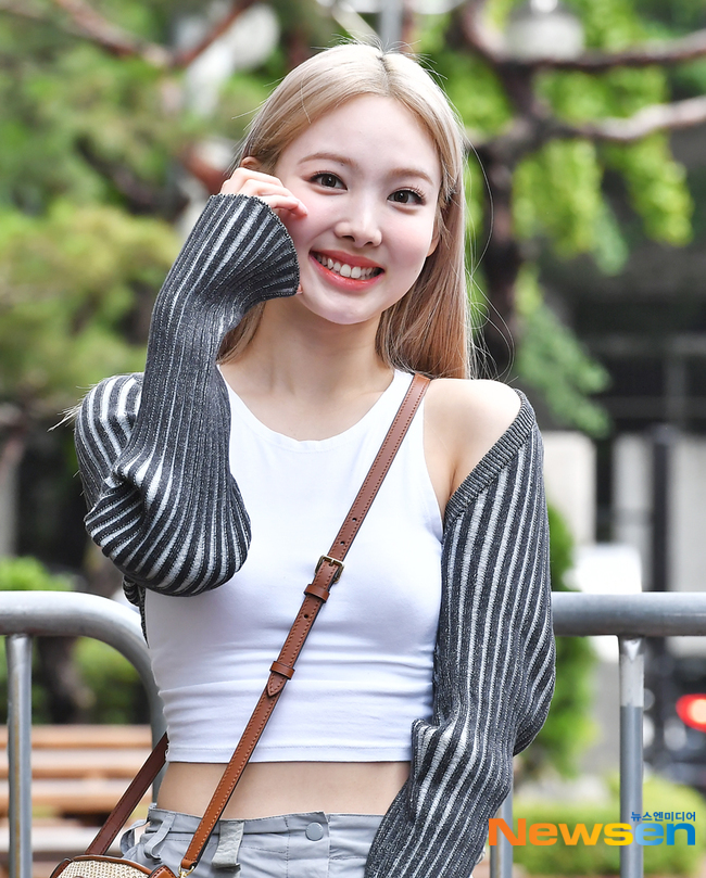 [잡담] 나연이 오늘 뮤뱅 출근길 너무 예뻐,,, | 인스티즈