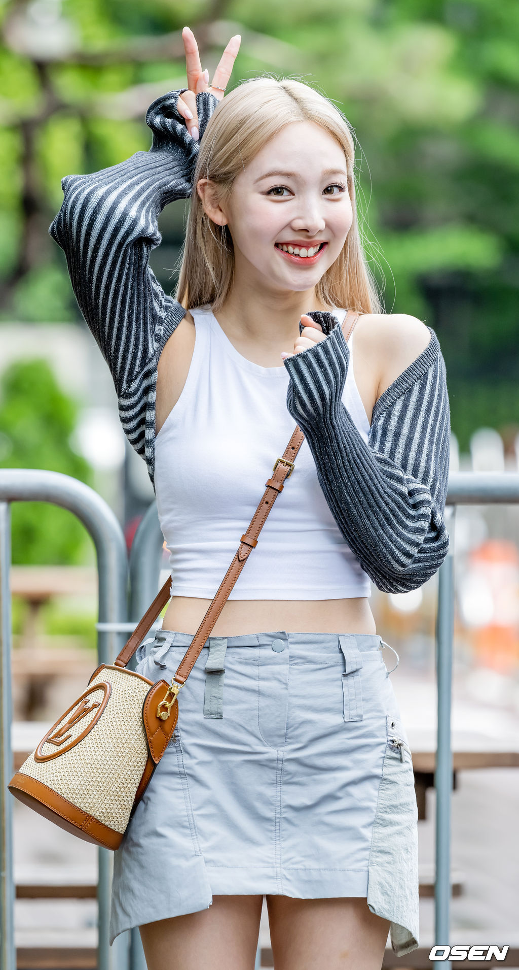 [잡담] 나연이 오늘 뮤뱅 출근길 너무 예뻐,,, | 인스티즈