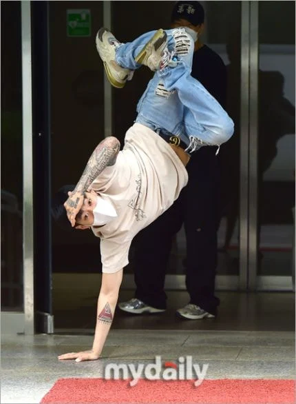 [잡담] 아 박재범 출근길 사진 개웃기네 ㅋㅋㅋㅋㅋㅋ | 인스티즈