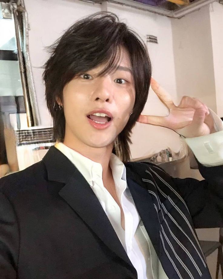 [잡담] 이 사람 누구고 한국아이돌이면 대체 무슨 활동인지 아는 사람 | 인스티즈