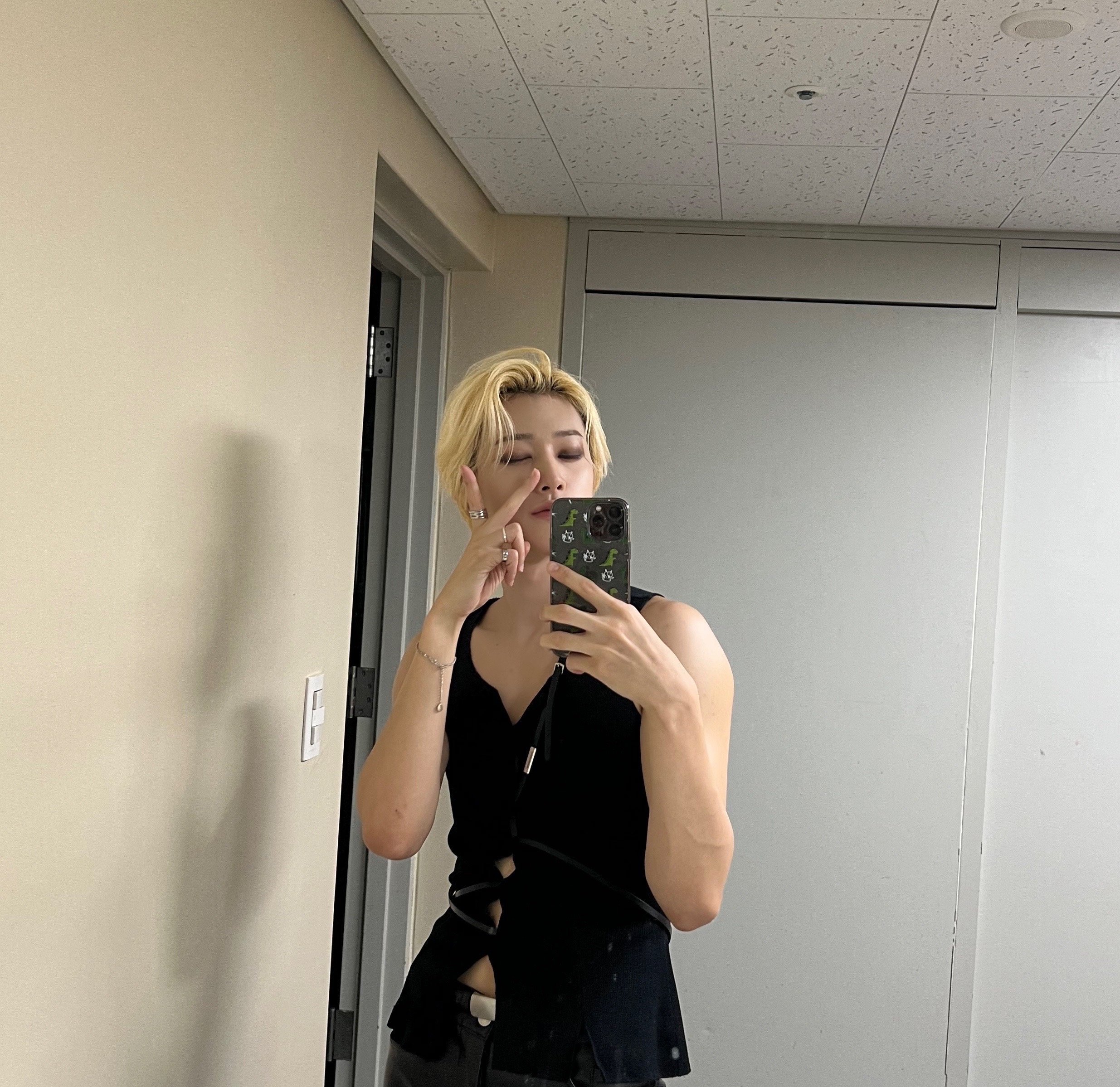 [잡담] 오늘 내 최애 여성용 나시 + 볼레로 입고 무대함... | 인스티즈