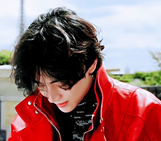 [잡담] 방탄 뷔 이게 헤메코하기 전 얼굴이라는게 🤦‍♀️피팅만 하고 셀린느 인터뷰 찍음 | 인스티즈