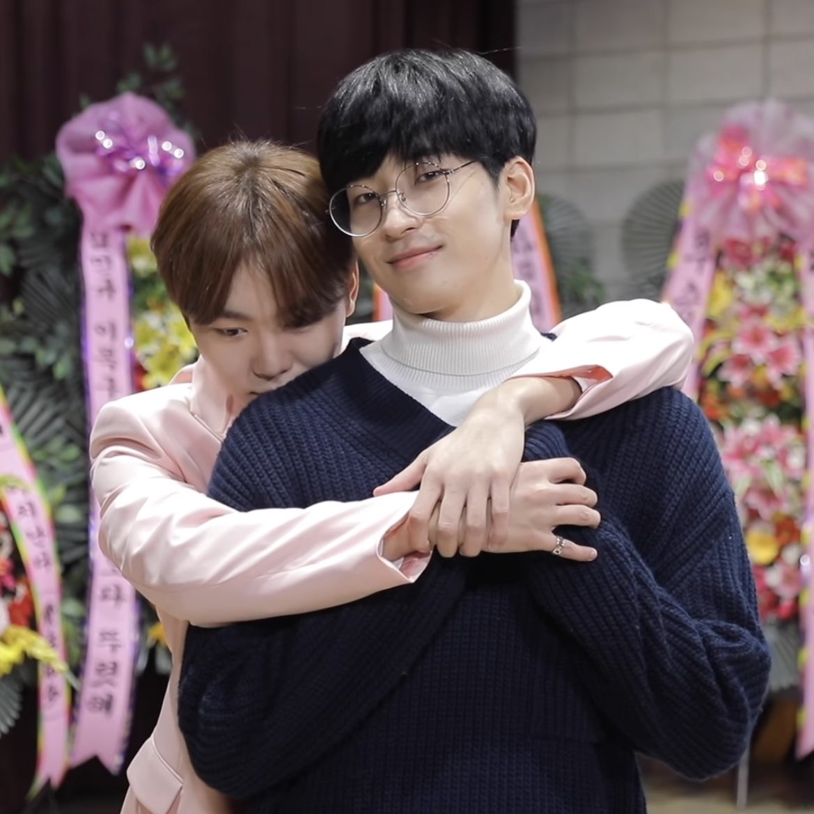 [잡담] 요즘 내가 제일 좋아하는 조합… 원우와 곰돌이가방 | 인스티즈