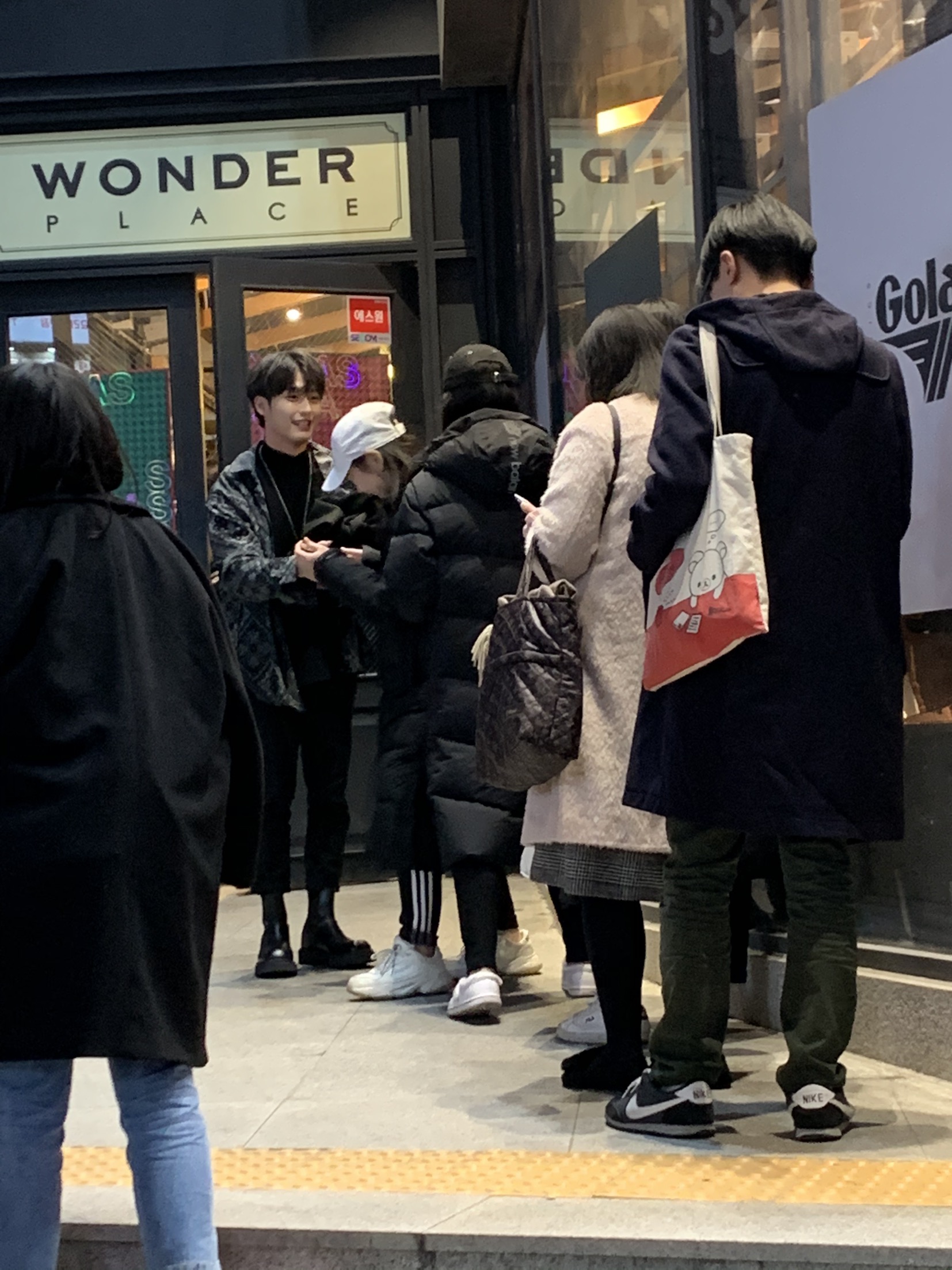 [잡담] 얘드라 이분 누구야? | 인스티즈