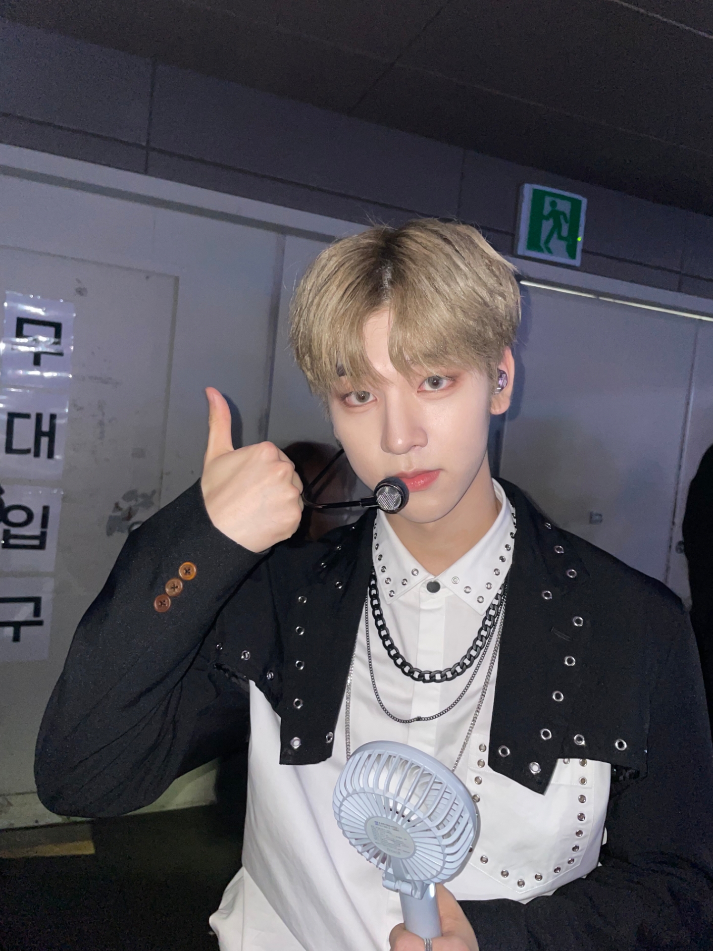 [미디어] 어제 유니콘에서 갑자기 어른남성 돼서 팬들 심란하게 한 아이돌의 데뷔곡 무대 | 인스티즈