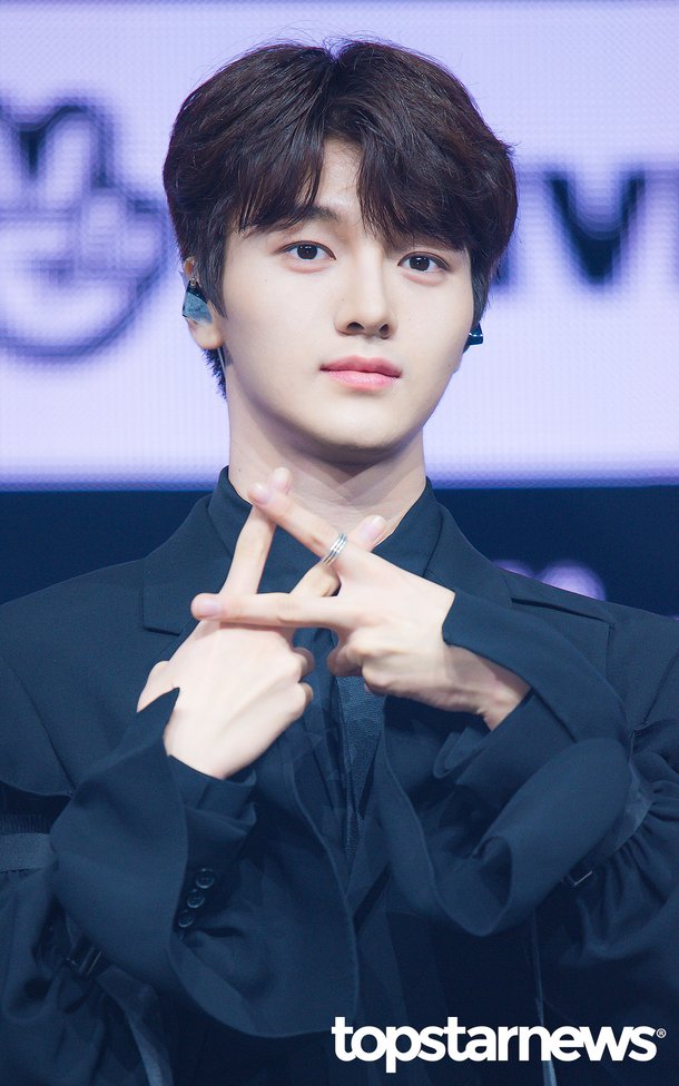 [미디어] 어제 유니콘에서 갑자기 어른남성 돼서 팬들 심란하게 한 아이돌의 데뷔곡 무대 | 인스티즈