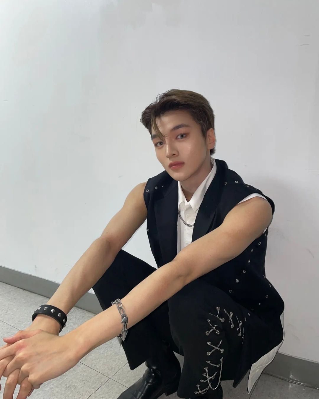 [미디어] 어제 유니콘에서 갑자기 어른남성 돼서 팬들 심란하게 한 아이돌의 데뷔곡 무대 | 인스티즈