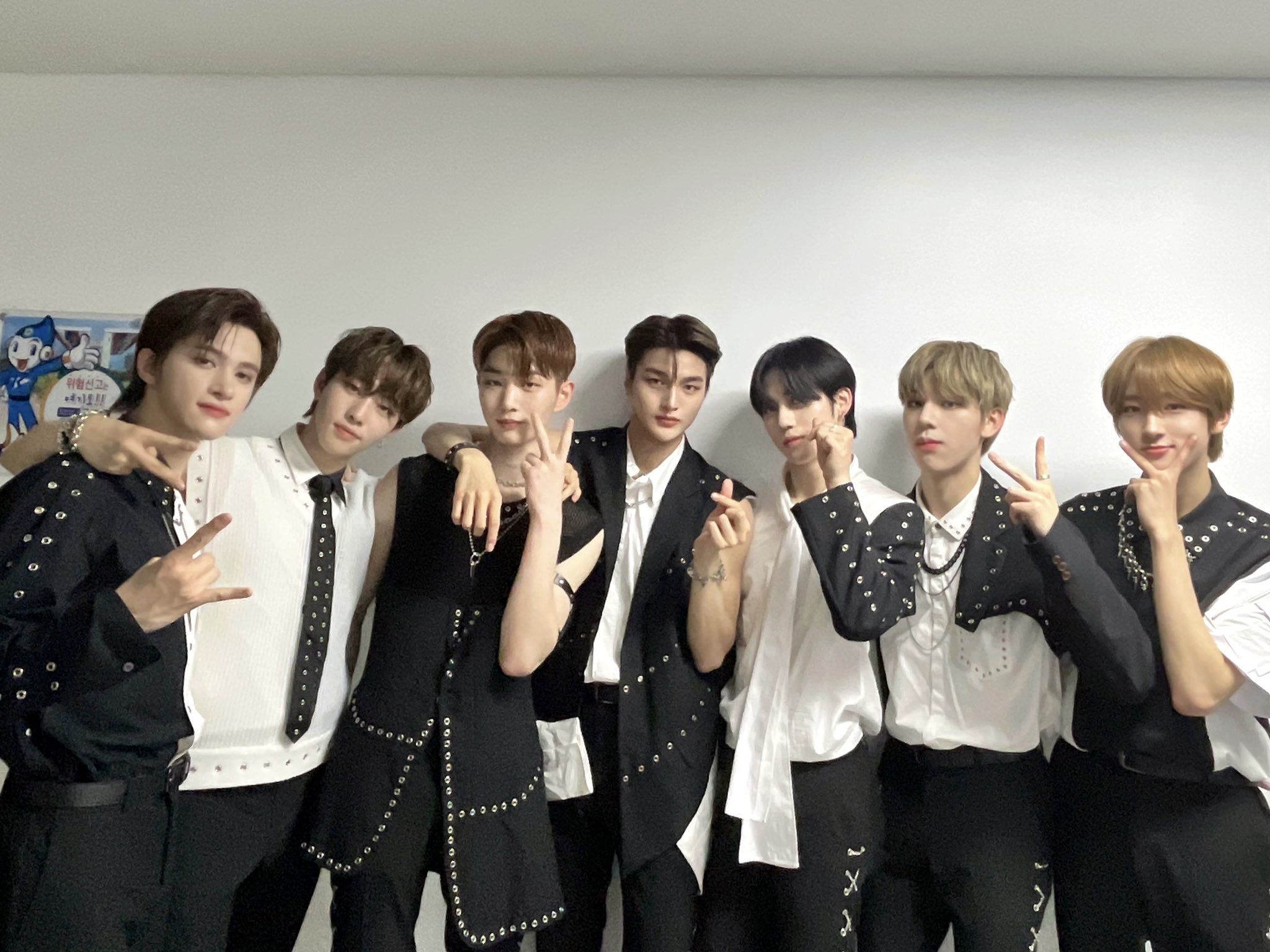 [미디어] 어제 유니콘에서 갑자기 어른남성 돼서 팬들 심란하게 한 아이돌의 데뷔곡 무대 | 인스티즈