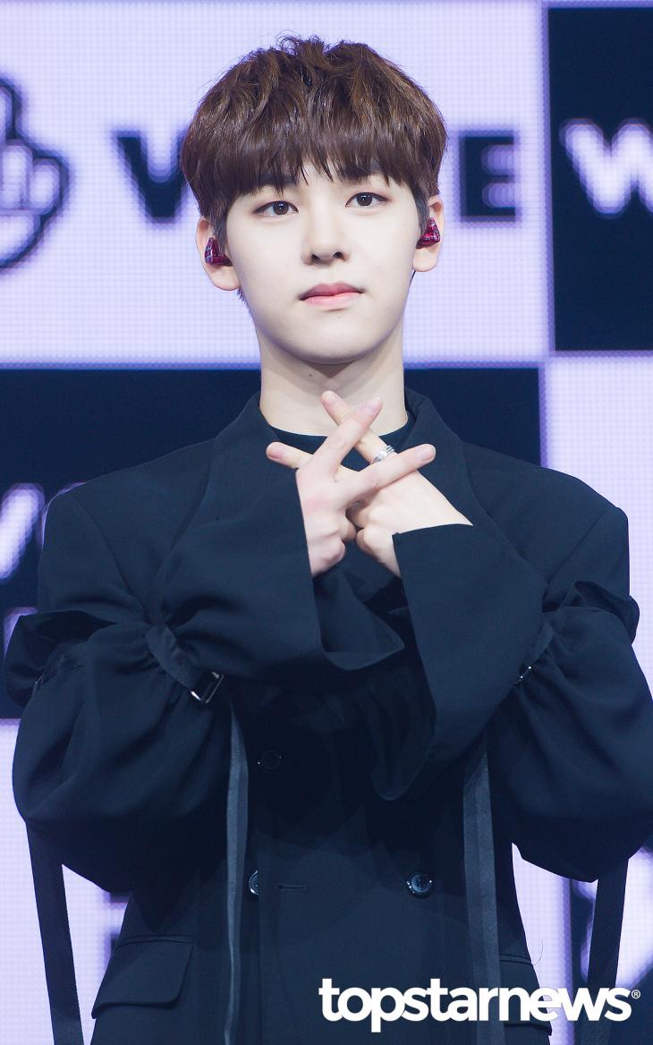 [미디어] 어제 유니콘에서 갑자기 어른남성 돼서 팬들 심란하게 한 아이돌의 데뷔곡 무대 | 인스티즈