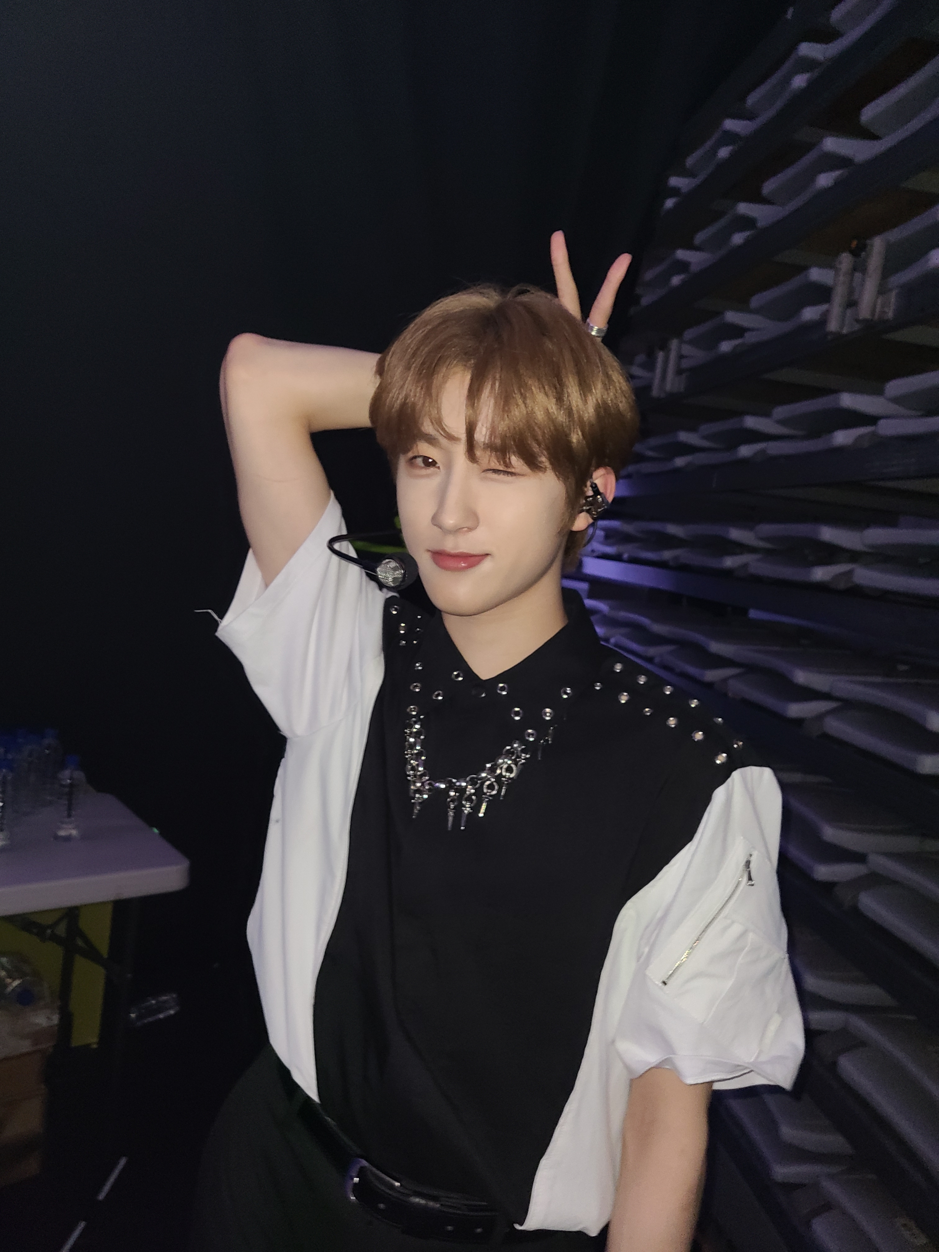 [미디어] 어제 유니콘에서 갑자기 어른남성 돼서 팬들 심란하게 한 아이돌의 데뷔곡 무대 | 인스티즈