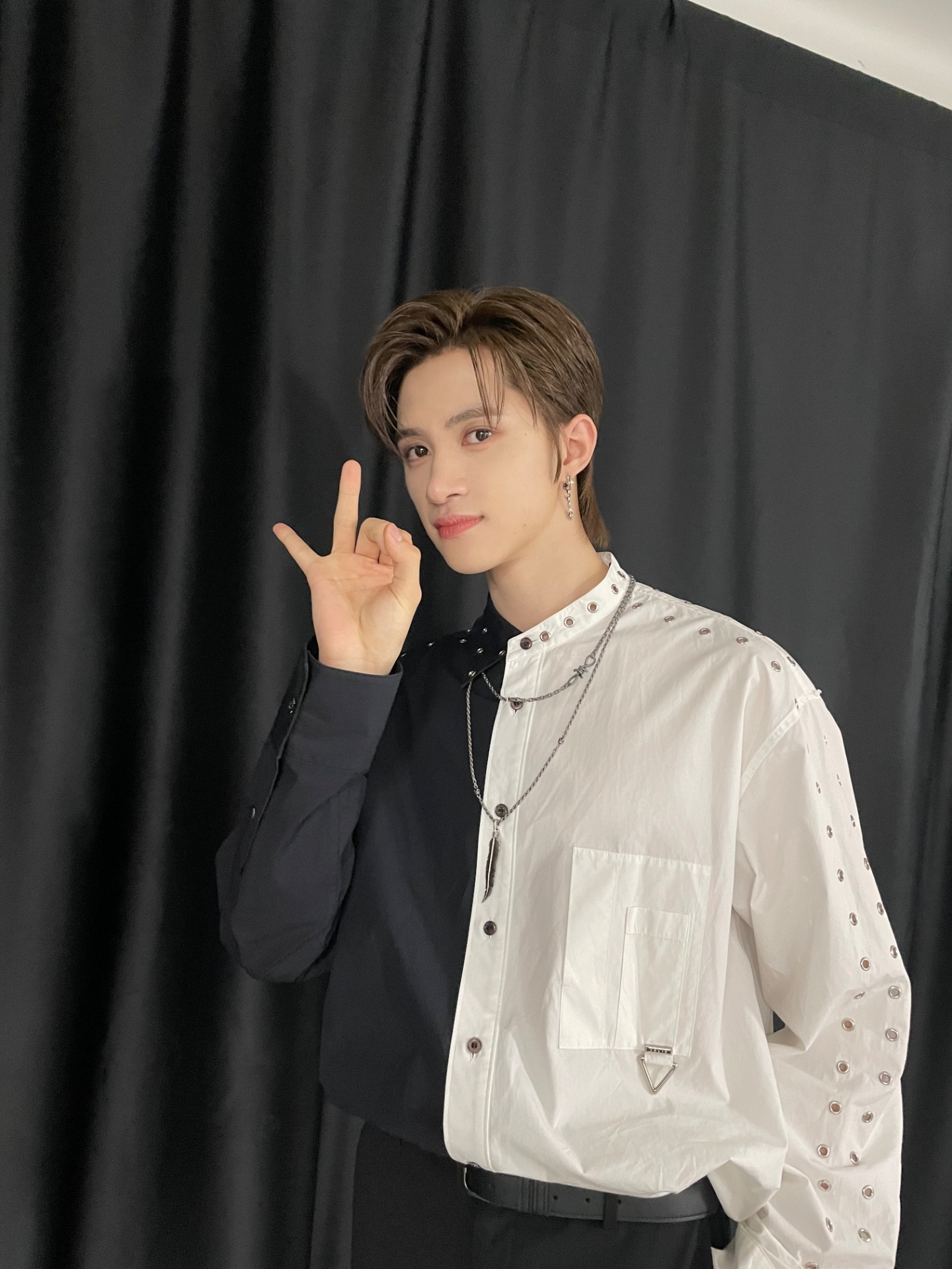 [미디어] 어제 유니콘에서 갑자기 어른남성 돼서 팬들 심란하게 한 아이돌의 데뷔곡 무대 | 인스티즈