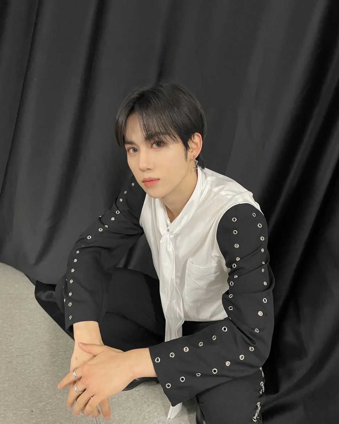 [미디어] 어제 유니콘에서 갑자기 어른남성 돼서 팬들 심란하게 한 아이돌의 데뷔곡 무대 | 인스티즈