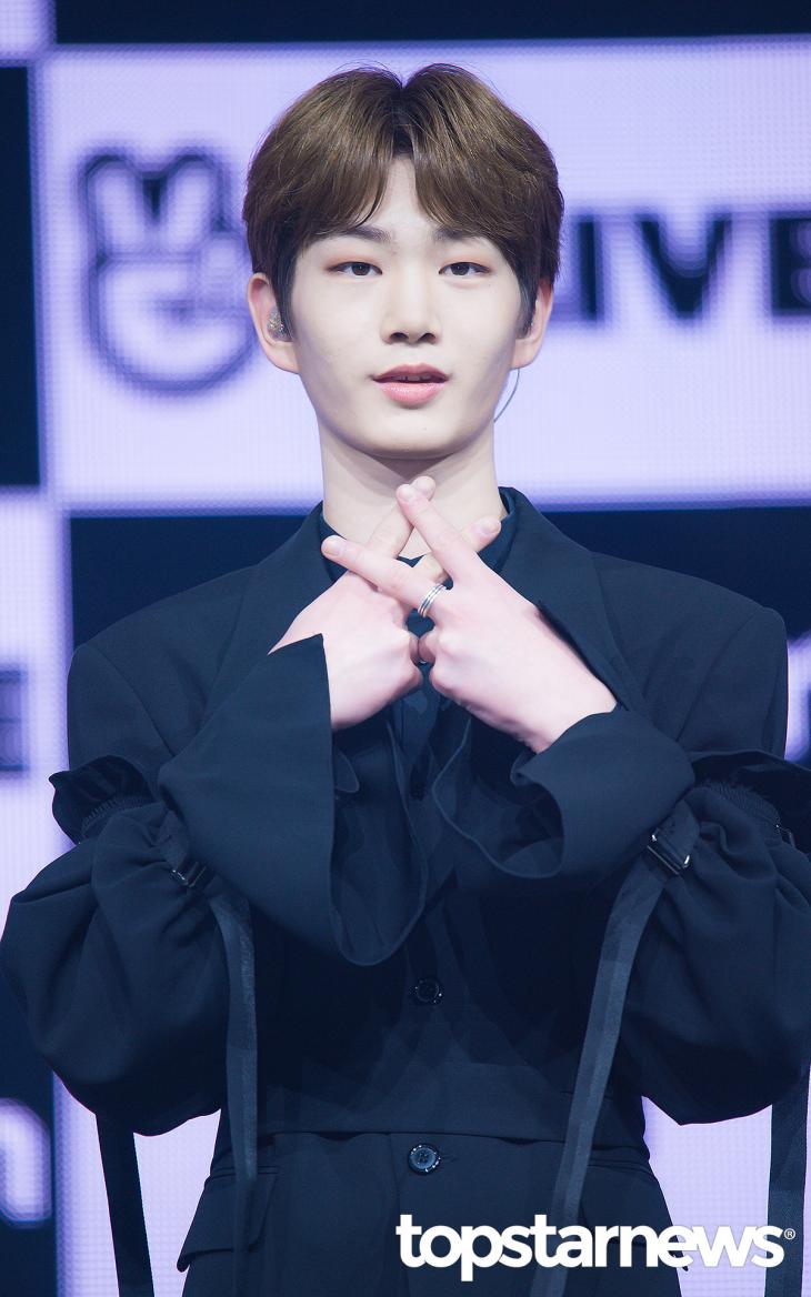 [미디어] 어제 유니콘에서 갑자기 어른남성 돼서 팬들 심란하게 한 아이돌의 데뷔곡 무대 | 인스티즈