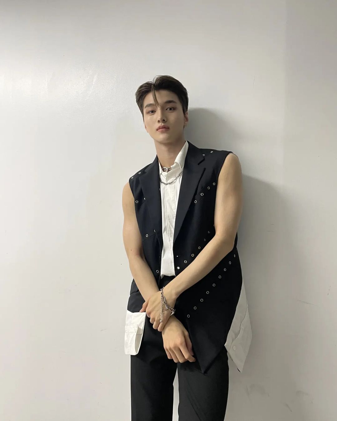 [미디어] 어제 유니콘에서 갑자기 어른남성 돼서 팬들 심란하게 한 아이돌의 데뷔곡 무대 | 인스티즈