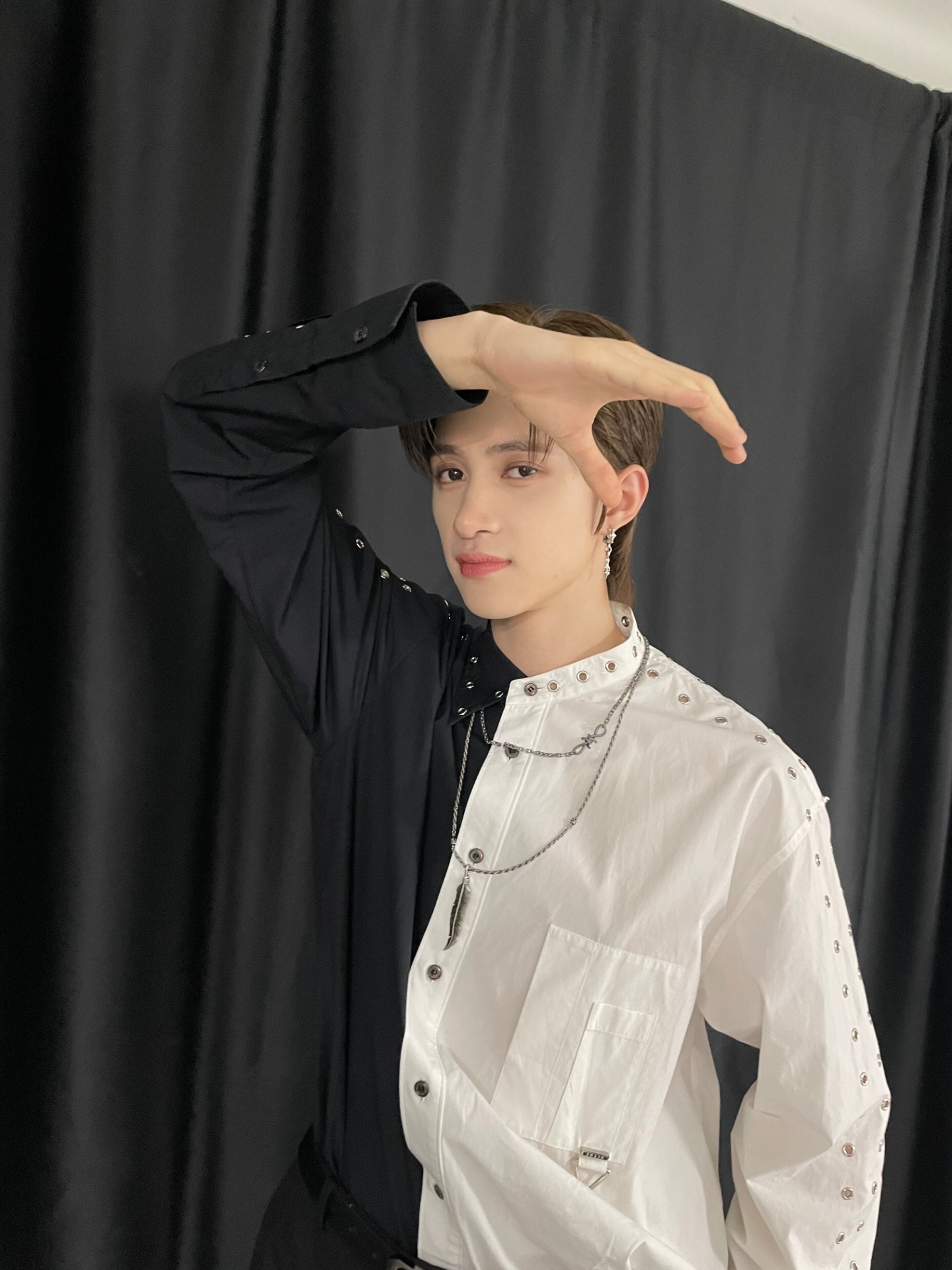 [미디어] 어제 유니콘에서 갑자기 어른남성 돼서 팬들 심란하게 한 아이돌의 데뷔곡 무대 | 인스티즈