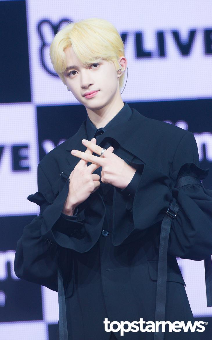 [미디어] 어제 유니콘에서 갑자기 어른남성 돼서 팬들 심란하게 한 아이돌의 데뷔곡 무대 | 인스티즈