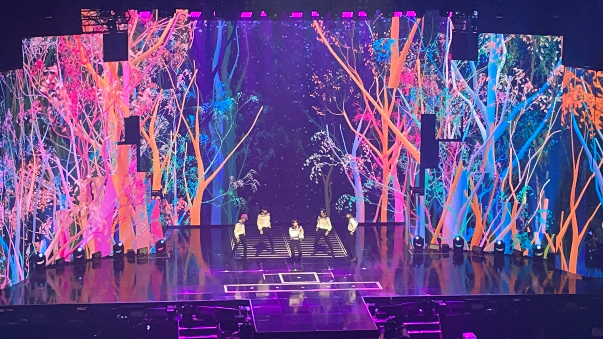 [잡담] 투바투 콘서트 진짜 동화책 펼쳐보는 듯한 느낌이었음(무대사진 ㅇ - 인스티즈(instiz) 연예 카테고리