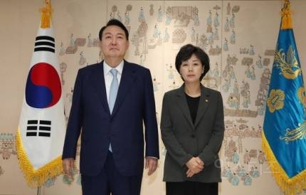 윤석열 대통령, 박순애 교육부장관 임명장 수여 "언론·야당 공격받느라 고생” | 인스티즈