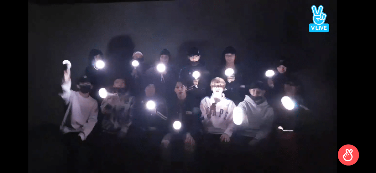 [잡담] 세븐틴 응원봉 리뉴얼 전후 발광 차이가 레전드인데.... | 인스티즈