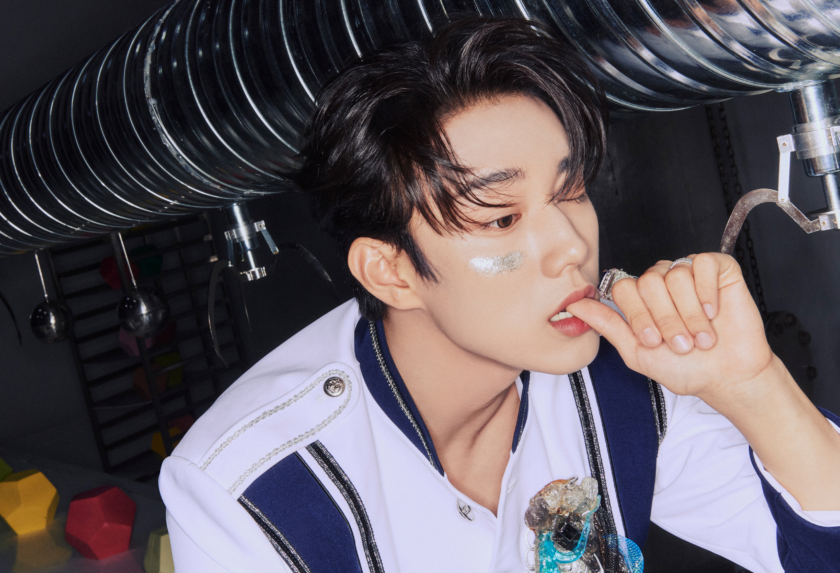 [잡담] 가슴팍 브로치 나만 이제 봣어? | 인스티즈