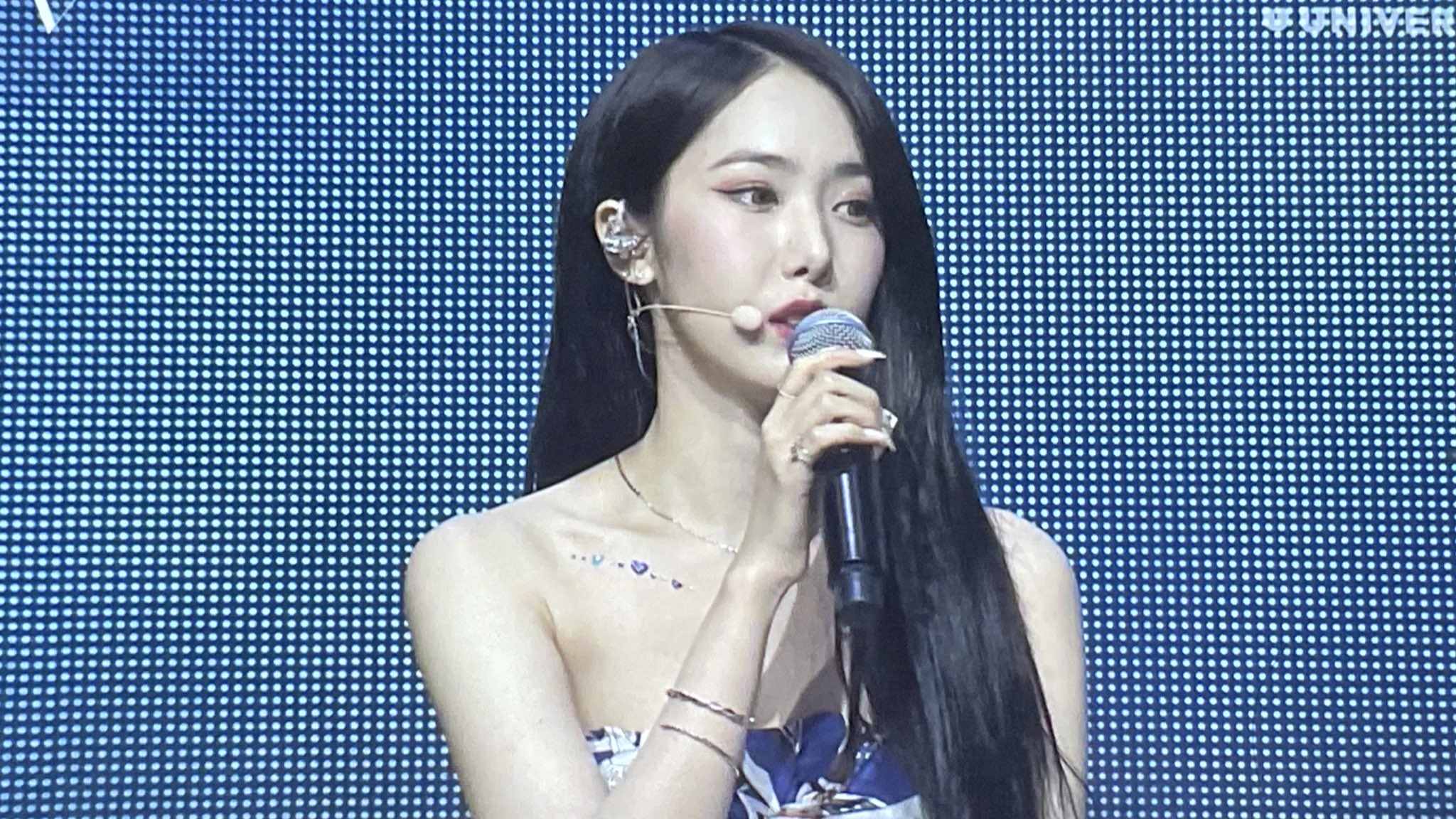 [잡담] 비비지 쇼케 보는데 신비 쇄골 너무 미쳤다 | 인스티즈