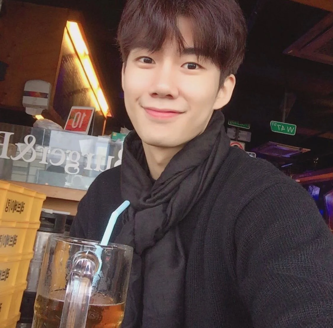 [잡담] 아 손우현 이거 얼굴이 너무 귀여워서 못봤는데 맥주에 빨대를 꽂아 마시고 있었네 ㅋㅋㅋㅋㅋㅋㅋㅋ | 인스티즈