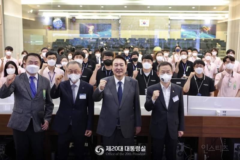 윤석열 대통령은 6일 대전 한국항공우주연구원을 방문 | 인스티즈